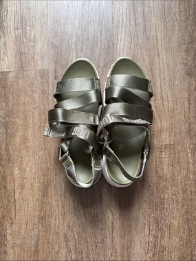 Ugg Olive Strappy Outdoor Sandals with Adjustable Straps size 7